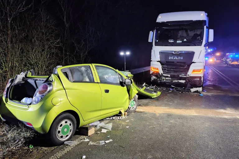 Gangelt – Fahrer nach Unfall von Pkw und Lkw in Lebensgefahr