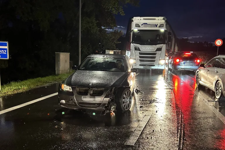 Leuggern / Küttigen AG - Tank von Lastwagen aufgerissen – Strasse kilometerweit verschmutzt – mehrere Folgeunfälle