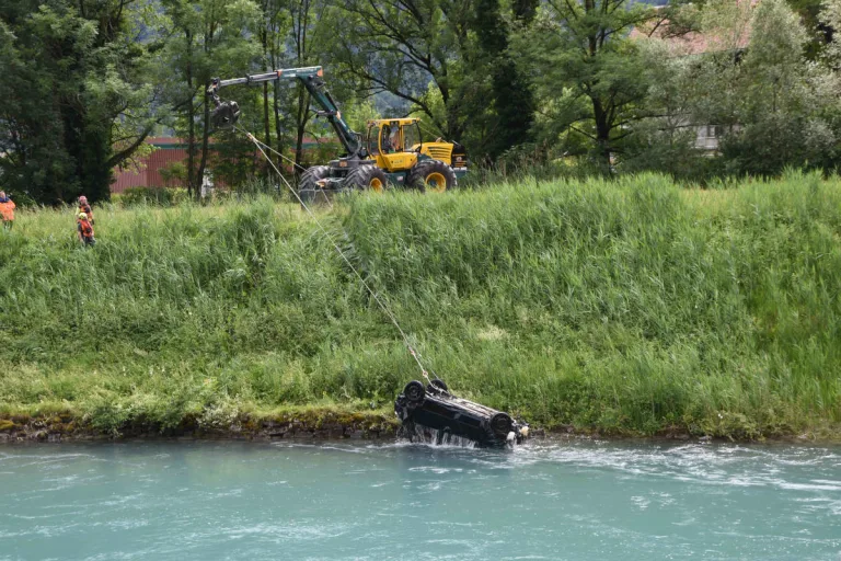 Ziegelbrücke SG – Aufwendige Autobergung aus Linthkanal