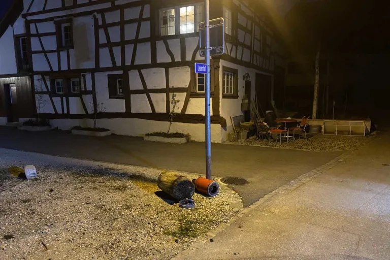 Hemmenthal SH - Hydrant umgefahren - Autolenkerin gesucht