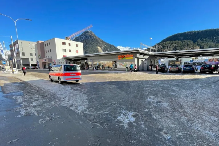 Davos Dorf GR – Kleintraktor mit Fussgängerin kollidiert