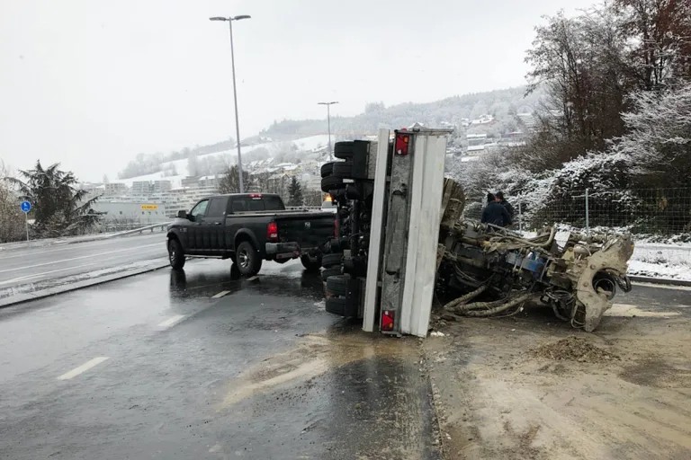 Gisikon LU – Anhänger auf Autobahnausfahrt überschlagen