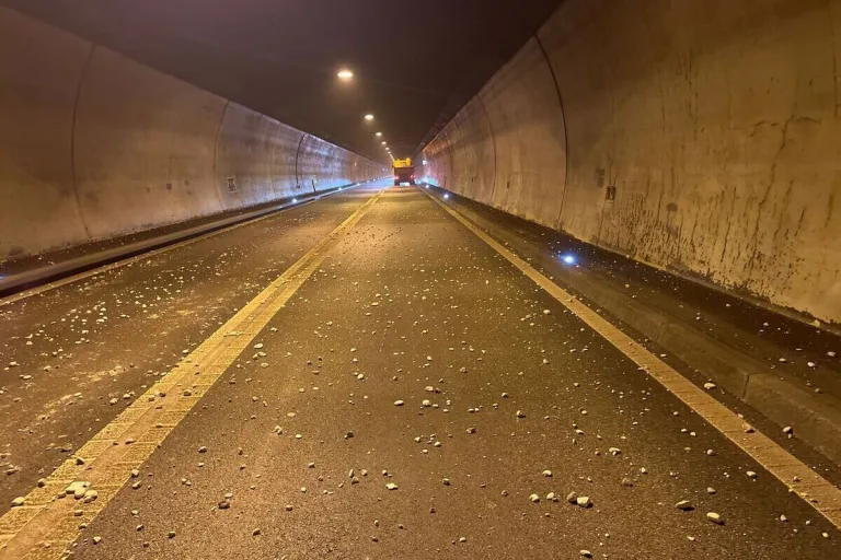 Grellingen BL - Grössere Menge Schottersteine im Eggfluetunnel verloren