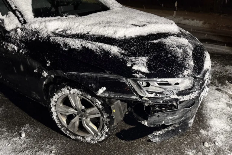 Wienacht AR – Lenker prallt bei Unfall gegen Leitplanke