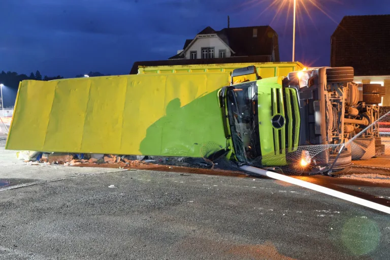 Root LU – Lastwagen verliert Mulde und kippt zur Seite