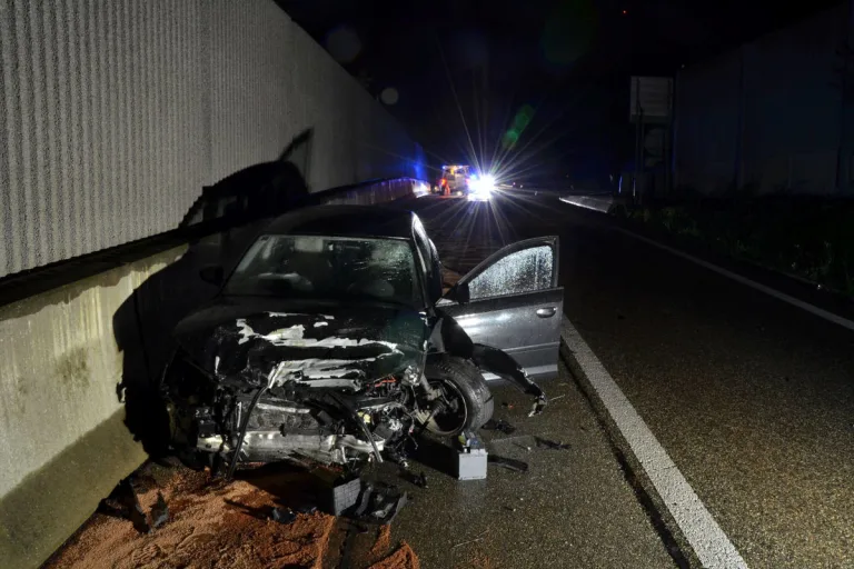 A2 Sissach BL – Personenwagen kollidiert mit Aufpralldämpfer – Lenker schwer verletzt