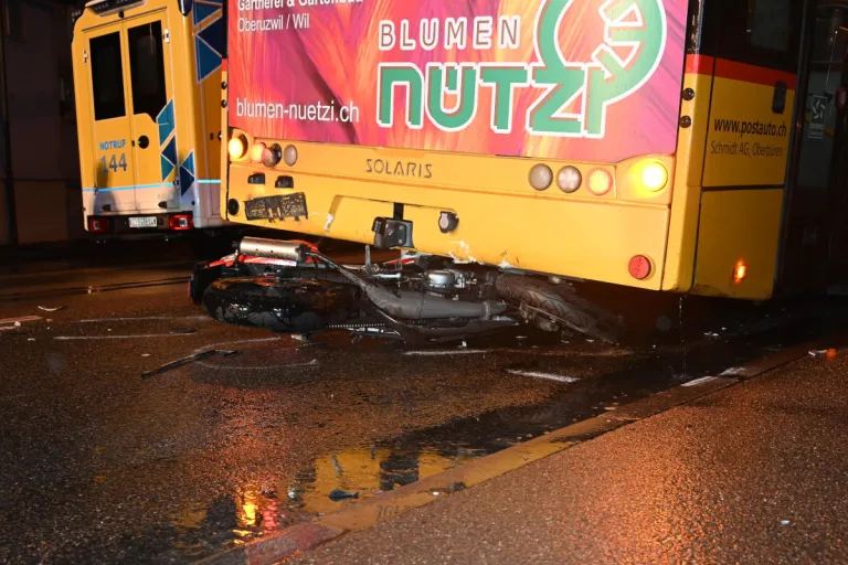 Gossau SG – Verkehrsunfall zwischen Motorrad und Postauto