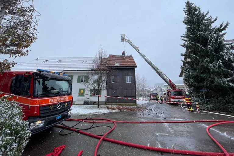 Wallbach AG - Feuer in einem Mehrfamilienhaus ausgebrochen 