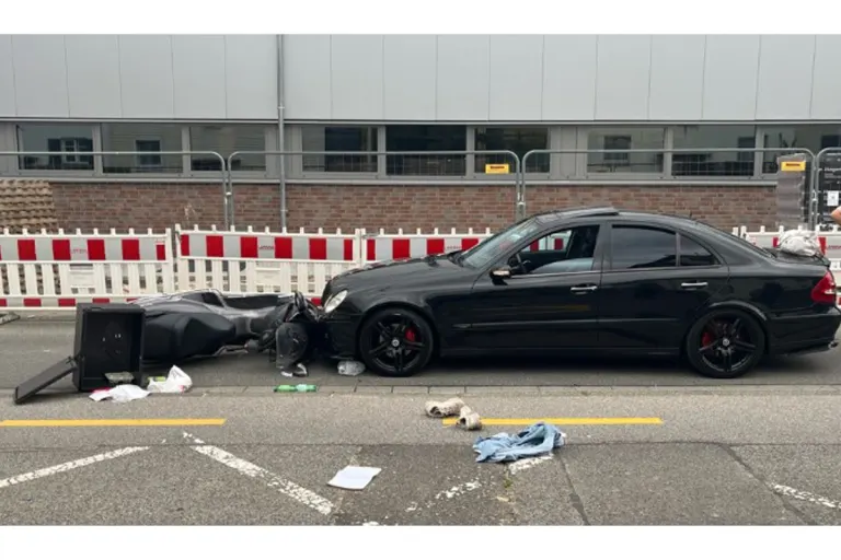 Mönchengladbach – Kleinkraftrad und Auto stoßen frontal zusammen
