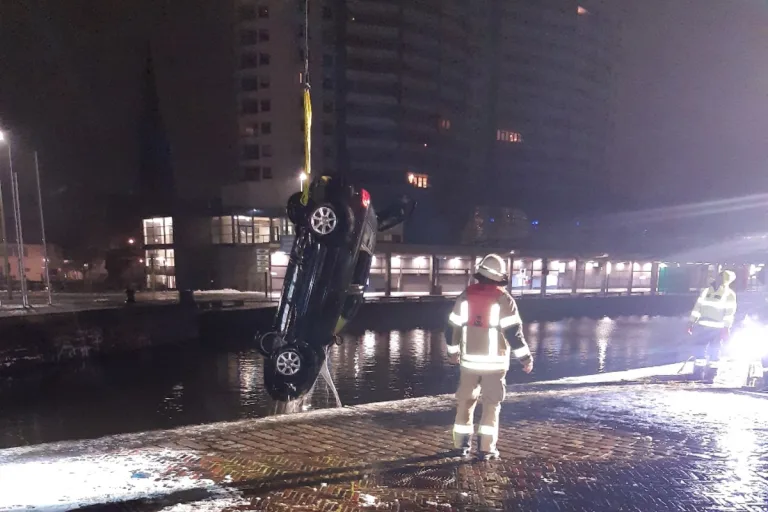 Bremerhaven – Auto landet im Hafenbecken