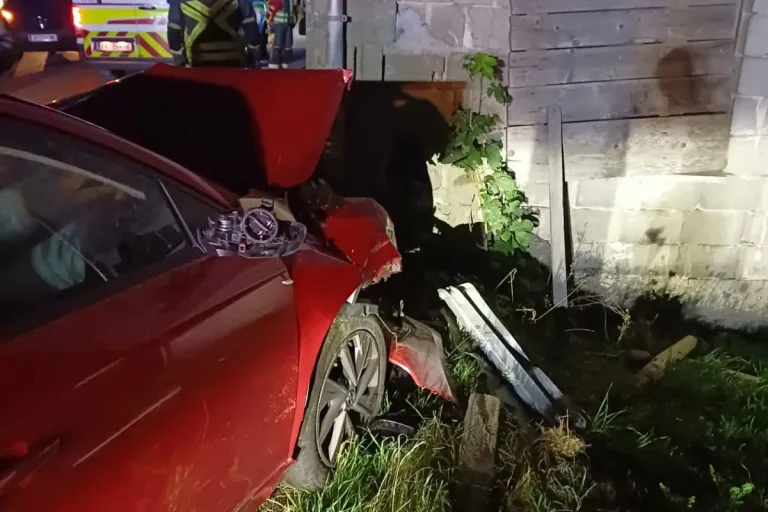Unfall in Lingenau – Lenkerin kracht gegen Hausmauer
