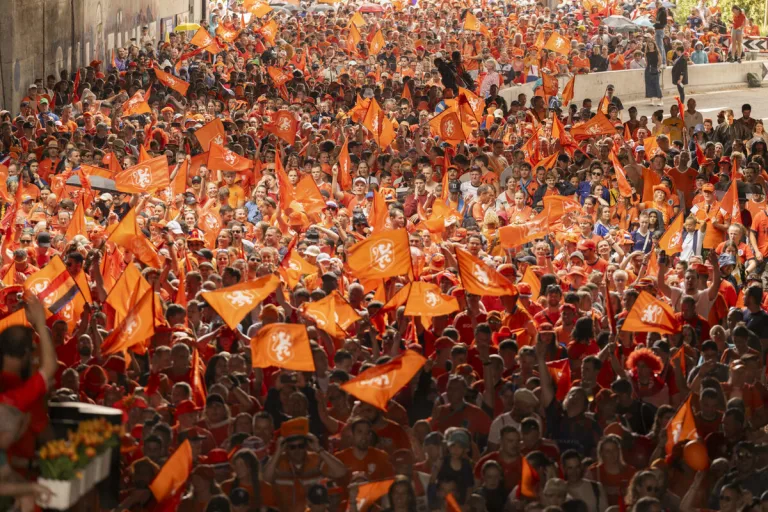 Basel – Fröhlicher Fanmarsch mit 10’000 Personen