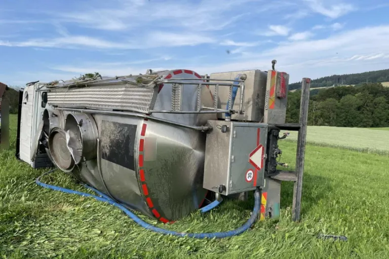 Grangettes-près-Romont FR - Milchtankwagen kippt auf die Seite - 19-jähriger Fahrer musste aus Lastwagen gerettet werden