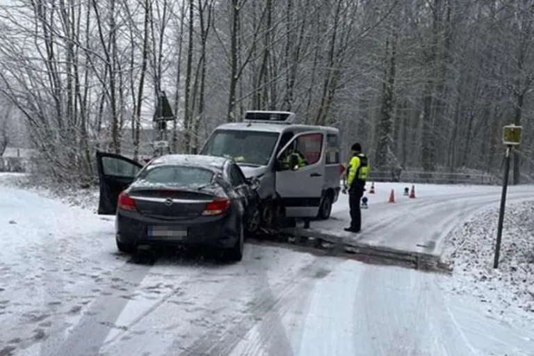 Münster – Fahrer mit Sommerreifen verursacht Unfall