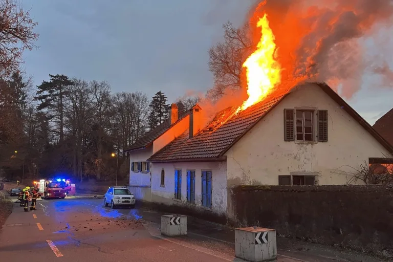 Wohlenschwil AG – Grossaufgebot der Feuerwehr wegen Dachstockbrand