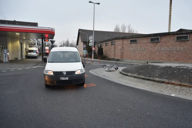 Landquart GR – Fahrradfahrer im Kreisel übersehen