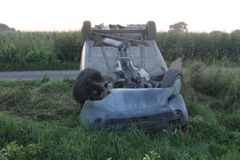 Minden NW – Auto überschlägt sich nach Kollision mit Baum