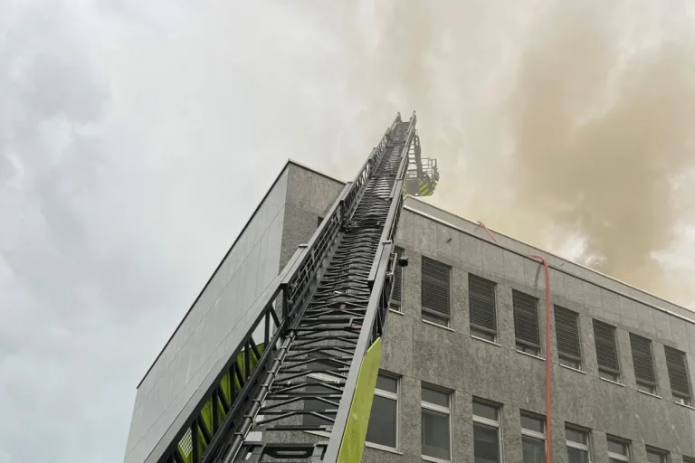 Opfikon ZH - Brand verursacht grossen Sachschaden im Glattpark