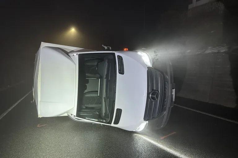 Lutzenberg AR – Lieferwagen kippt bei Verkehrsunfall um