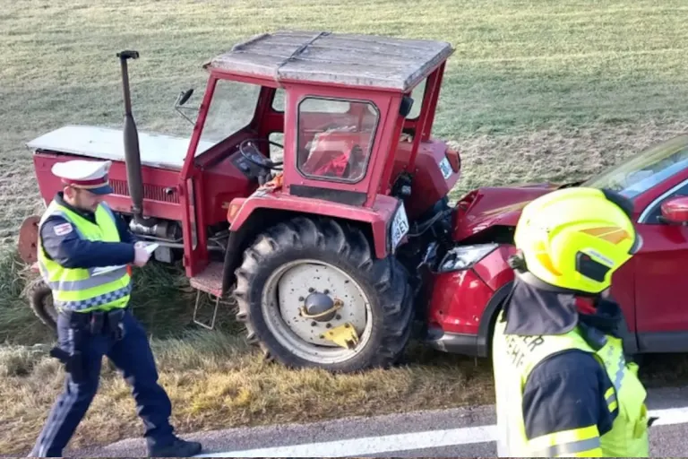 Pierbach OÖ – Unfall zwischen Auto und Traktor