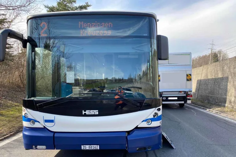 Menzingen ZG - Streifkollision zwischen Linienbus und Auto 