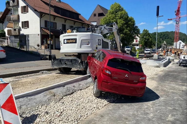 Niederdorf BL - Mit Baggerfahrzeug kollidiert