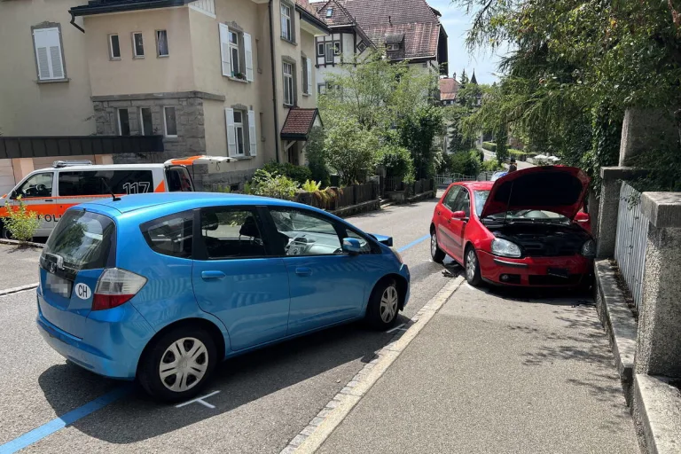 St.Gallen - 92-Jähriger kollidiert mit mehreren Fahrzeugen 