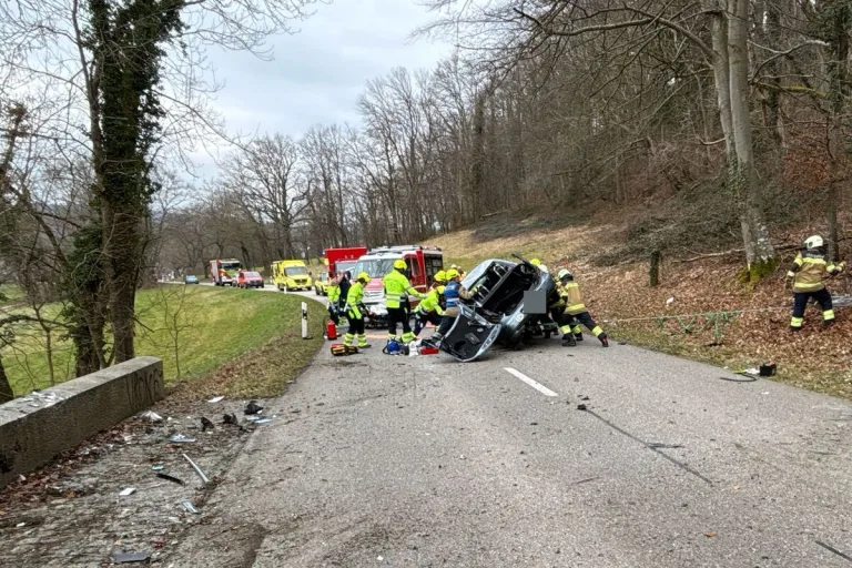 Metzerlen SO – Bei Unfall gegen Betonmauer gekracht