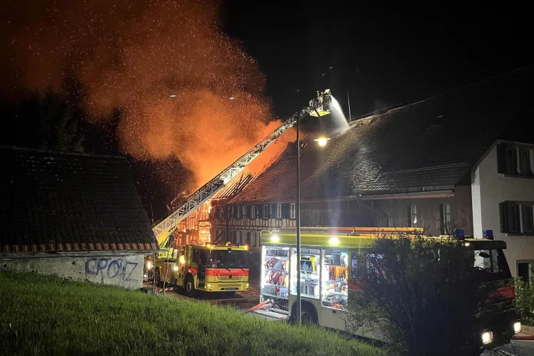 Brand in Boppelsen ZH – Sieben Personen evakuiert 