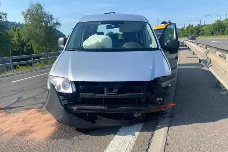 A4 Küssnacht SZ – In Mittelleitplanke gekracht und Vorderrad abgerissen