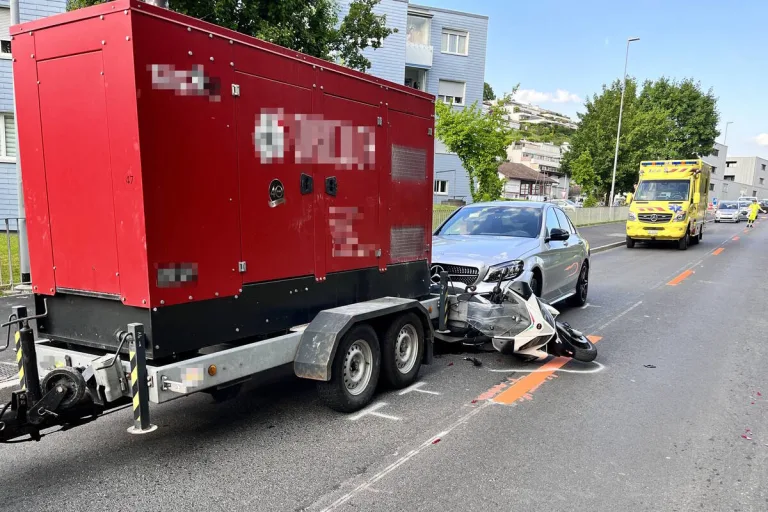 Rapperswil-Jona SG - Motorradfahrer zwischen zwei Fahrzeugen eingeklemmt