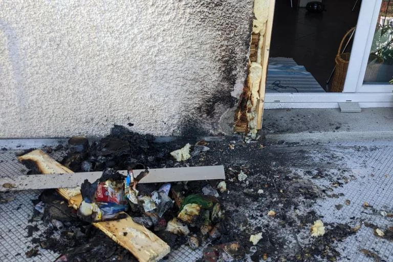 Stadt St. Gallen – Abfallsack gerät auf Balkon in Brand