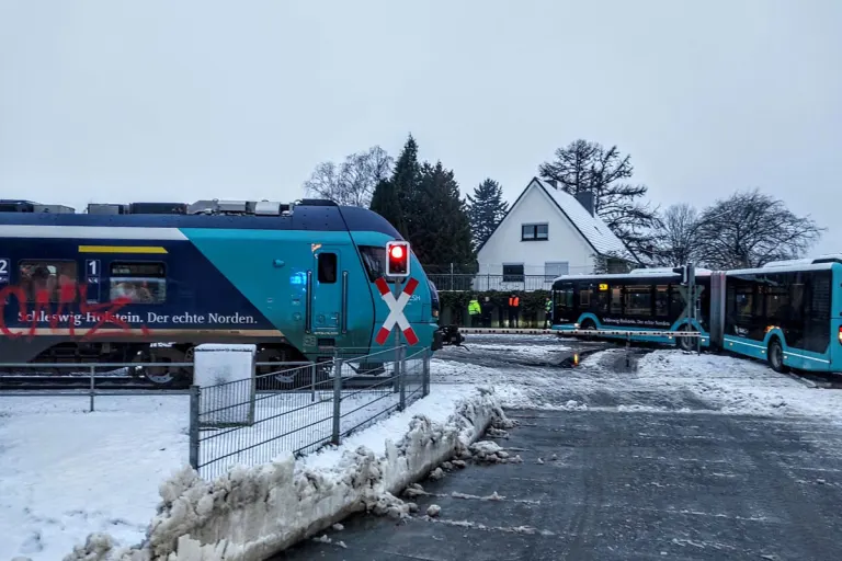 Ottendorf – Schulbus bleibt auf Bahnübergang stecken