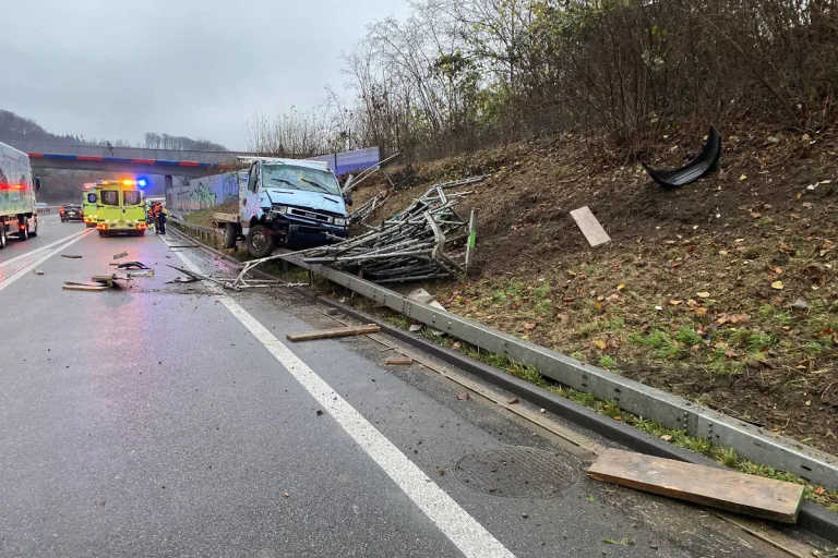 A18 Münchenstein BL – Lieferwagenlenker verursacht Selbstunfall 