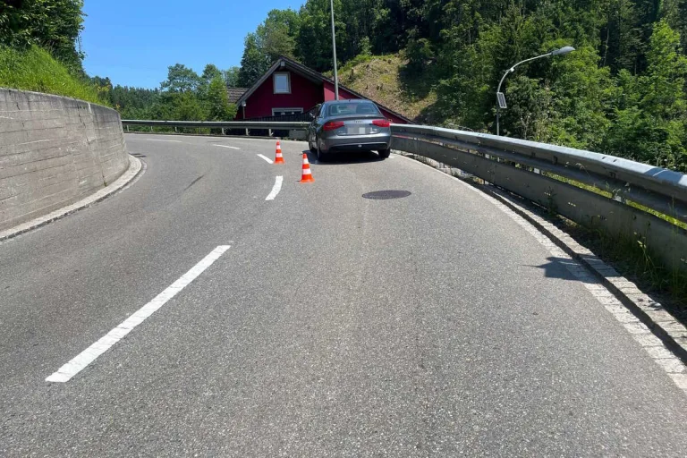 Unfall gestern in St. Josefen SG - Rennvelofahrer kollidiert mit einem Auto
