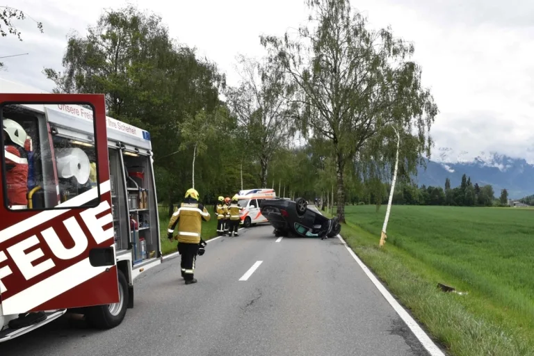 Unfall in Maienfeld GR - Mit zwei Bäumen kollidiert