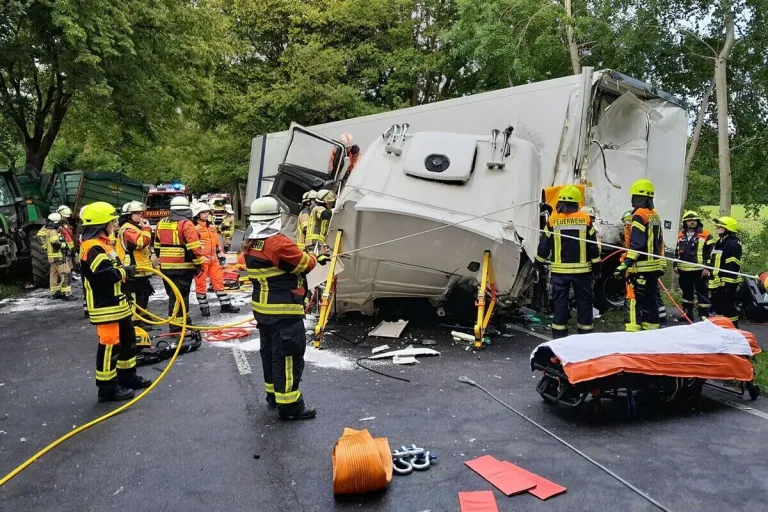 Rotenburg – Fahrer bei Unfall eingeklemmt – Feuerwehr mit Großaufgebot im Einsatz