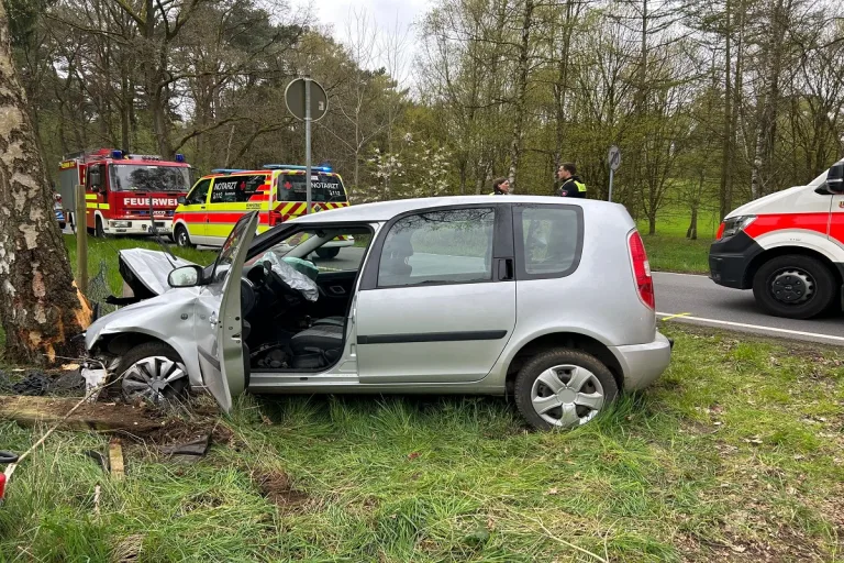 Buxtehude - 85-jähriger Autofahrer erleidet schwere Verletzungen bei Unfall 