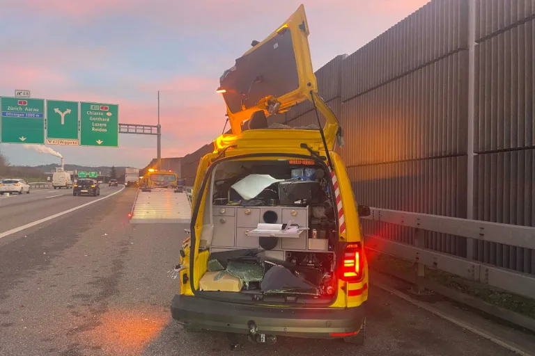 Rothrist AG - Lastwagen kollidiert auf A1 mit stehendem Auto