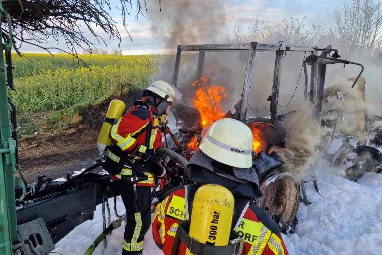 Trecker in Haßmoor in Vollbrand – Großeinsatz der Feuerwehren