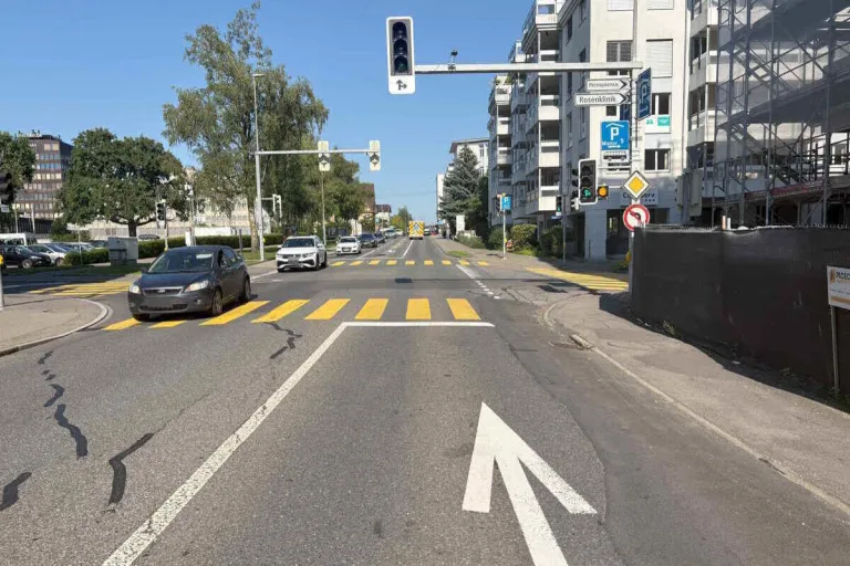 Unfall in Rapperswil-Jona SG – Autofahrerin prallt gegen Radfahrerin 