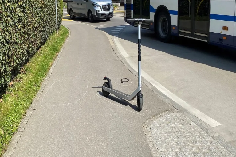 Baar ZG - 13-Jähriger fährt auf Elektro-​Trottinett einen Senioren an