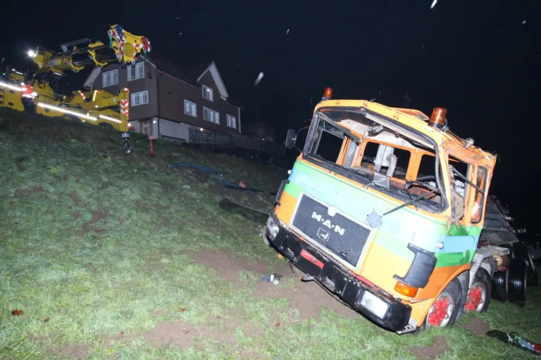 Oberegg AI - Selbstunfall mit Lastwagen - Lenker schwer verletzt
