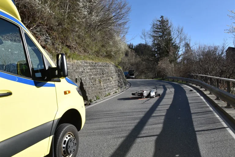 Unfall in Tomils GR – Motorradfahrerin stürzt in einer Kurve