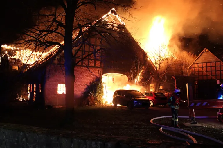 Espelkamp – Brand zerstört Wohnhaus und Scheune
