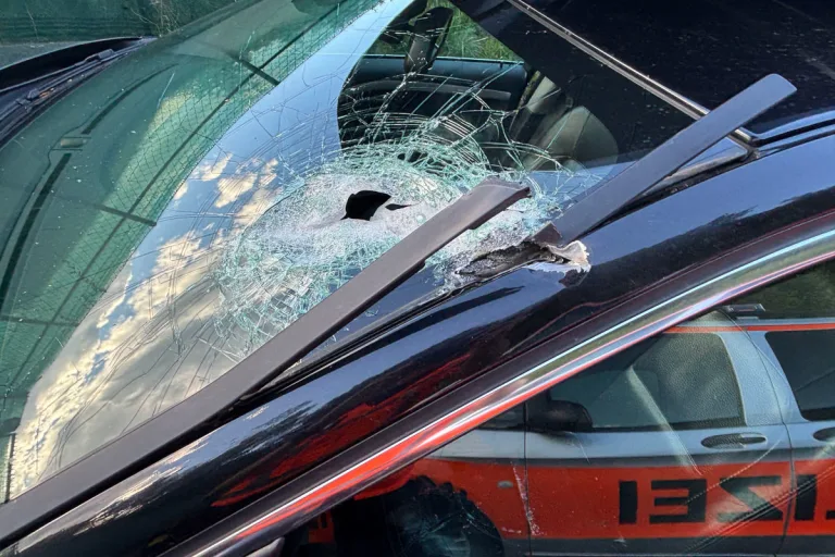Lieferwagen verliert Gegenstand in Malters LU  – Autofahrerin verletzt
