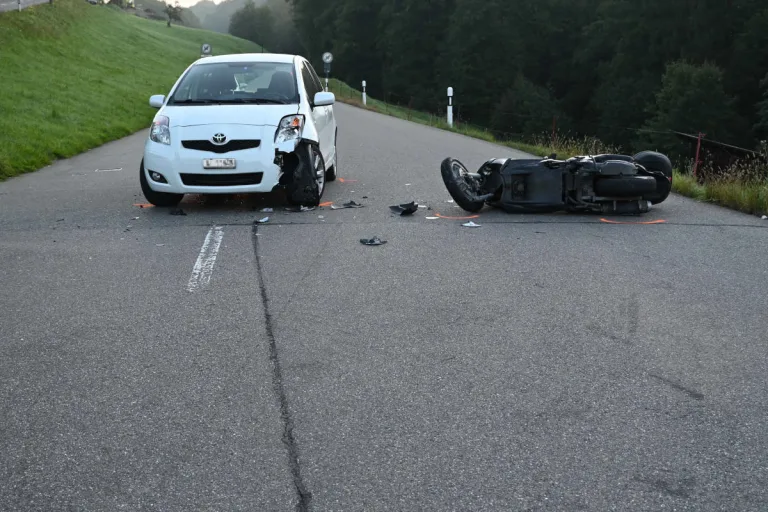 Degersheim SG – Zusammenstoss zwischen Auto und Motorrad