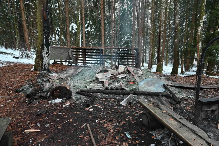 Waldkirch SG – Waldhütte und Scheiterbeige abgebrannt