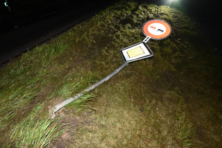 Kirchberg SG – In mehrere Leitpfosten und eine Signaltafel gefahren – Fahrer flüchtig
