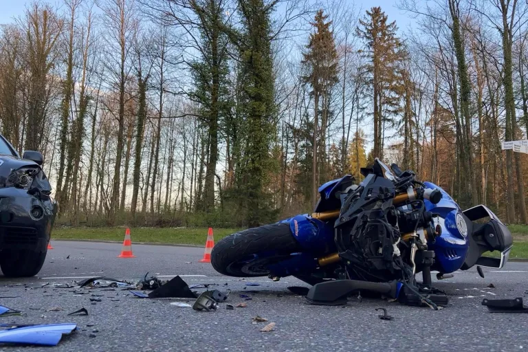 Oberhasli ZH – Töfffahrer nach Unfall schwer verletzt